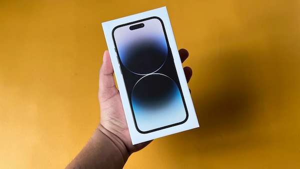 Cận cảnh mặt trên của bên ngoài hộp iPhone 14 Pro Max